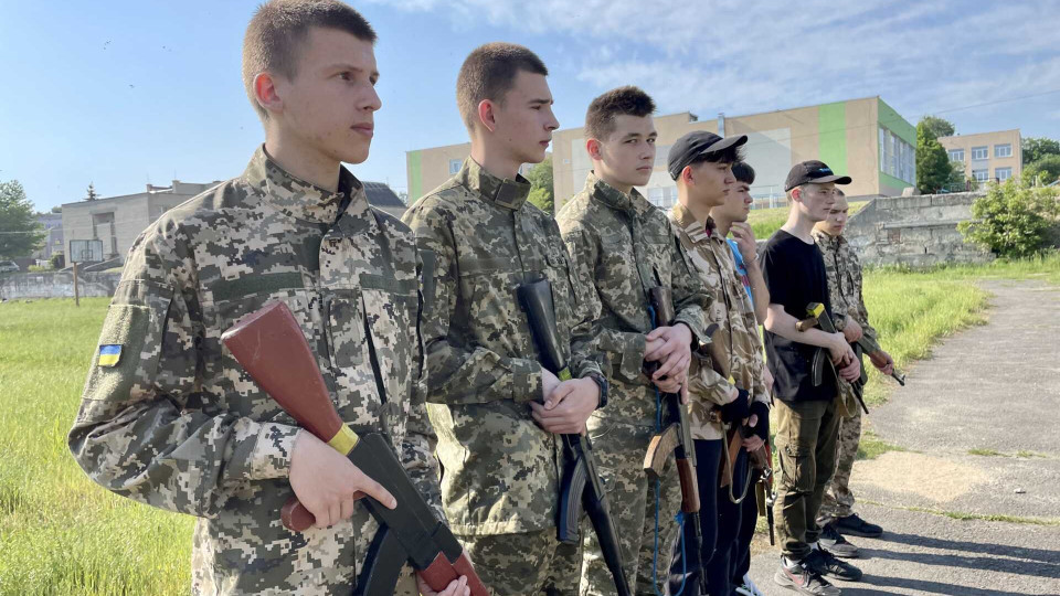 Владимир Зеленский подписал закон о подготовке учеников к военной службе, независимо от пола