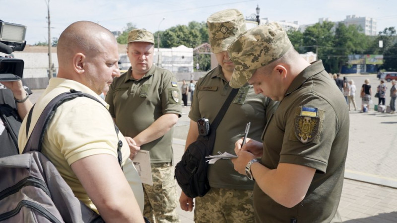 Лицо, вручающее повестку, обязано будет предъявить по требованию гражданина служебное удостоверение – Кабмин утвердил форму