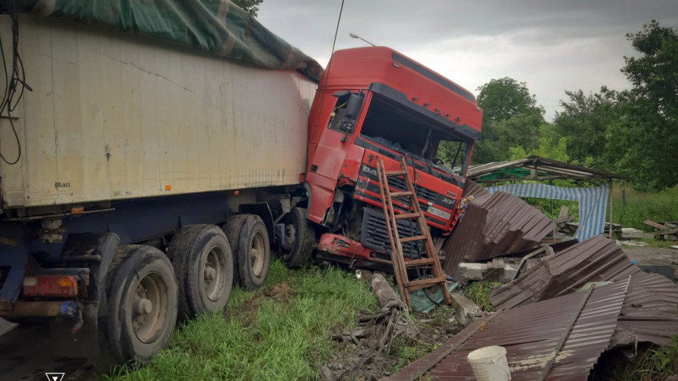 ДТП во Львове: спасателям пришлось через лобовое стекло кабины демонтировать водителя