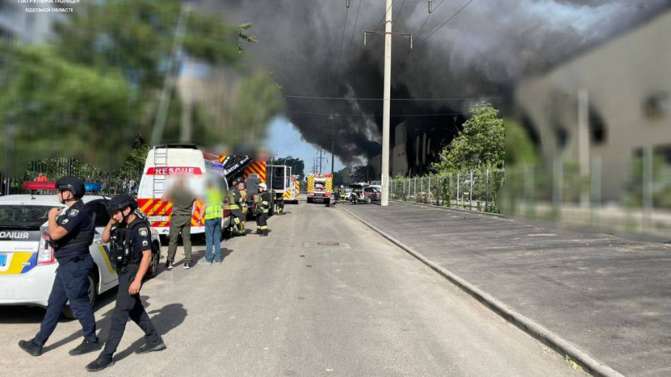 Росіяни обстріляли цивільну інфраструктуру в Одесі: з’явилися перші фото