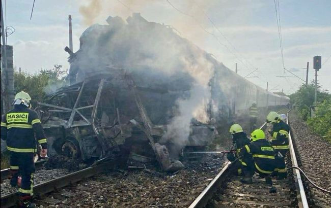 У Словаччині потяг з українцями зіткнувся з автобусом: з’явилися відео з місця трагедії