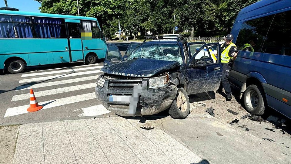 В Ровно маршрутка столкнулась с внедорожником – есть пострадавшие