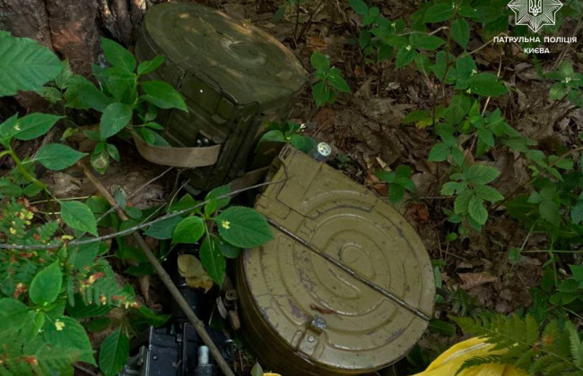 У Києві чоловік під час прогулянки знайшов кулемет та набої до нього, фото