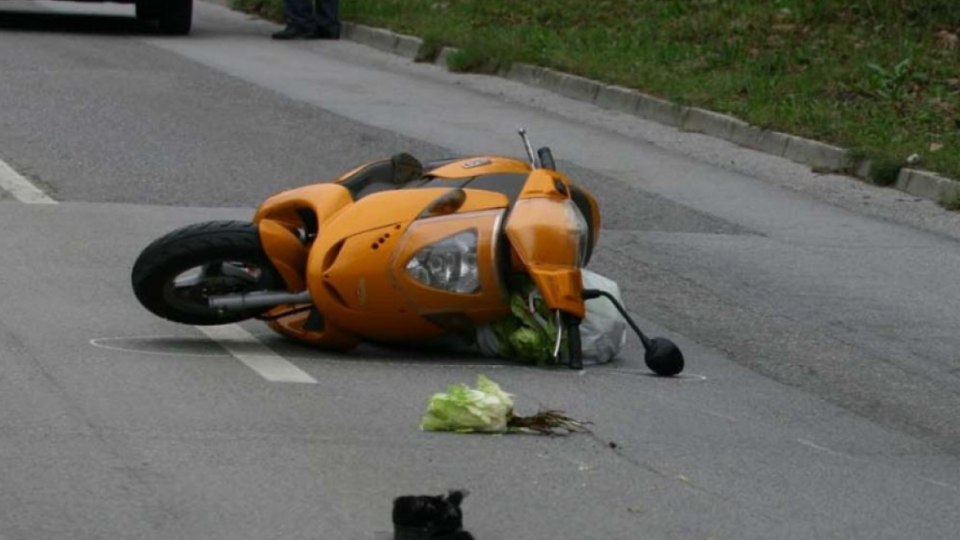 Полицейский запрыгнул на мопед потерпевшего и, применяя удушение, нанес удары в голову – Верховный Суд сделал вывод о применении насилия при безосновательном задержании