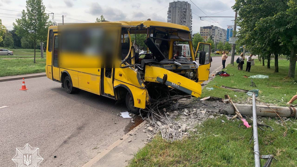 У Львові маршрутка врізалася в опору електропередач: двоє постраждалих