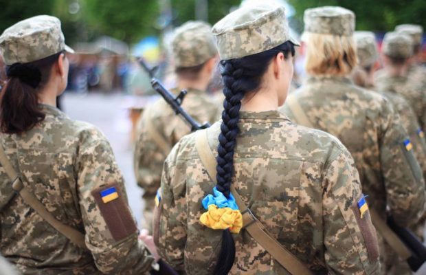 Перші сім жінок-ув'язнених приєднуються до ЗСУ за контрактом