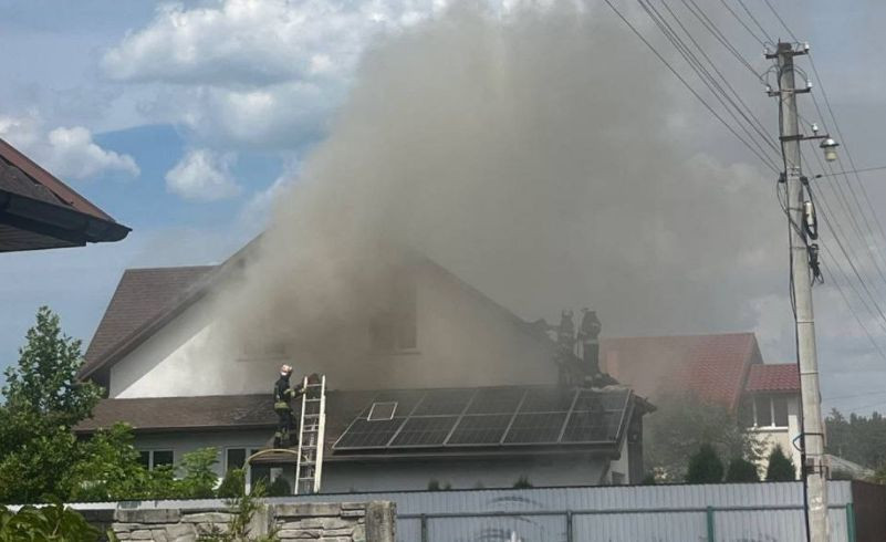 В Киевской области из-за замыкания солнечных батарей произошел пожар: погибла 95-летняя женщина