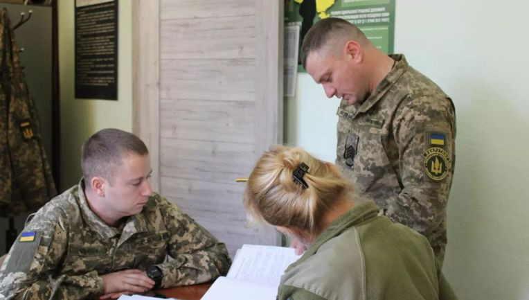 Суд скасував штраф ТЦК за те, що чоловік не пред’явив військово-обліковий документ, бо у Реєстрі «Оберіг» були дані про його перебування на обліку