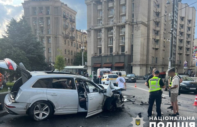 У Києві на Майдані Незалежності сталася серйозна ДТП, в якій постраждали троє людей: фото