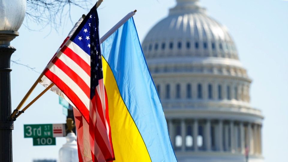 Украина вынуждена была покупать оружие за свой счет, потому что от США ничего не поступало – как оказалось, что на оборону и зарплаты военным не хватает 500 млрд грн