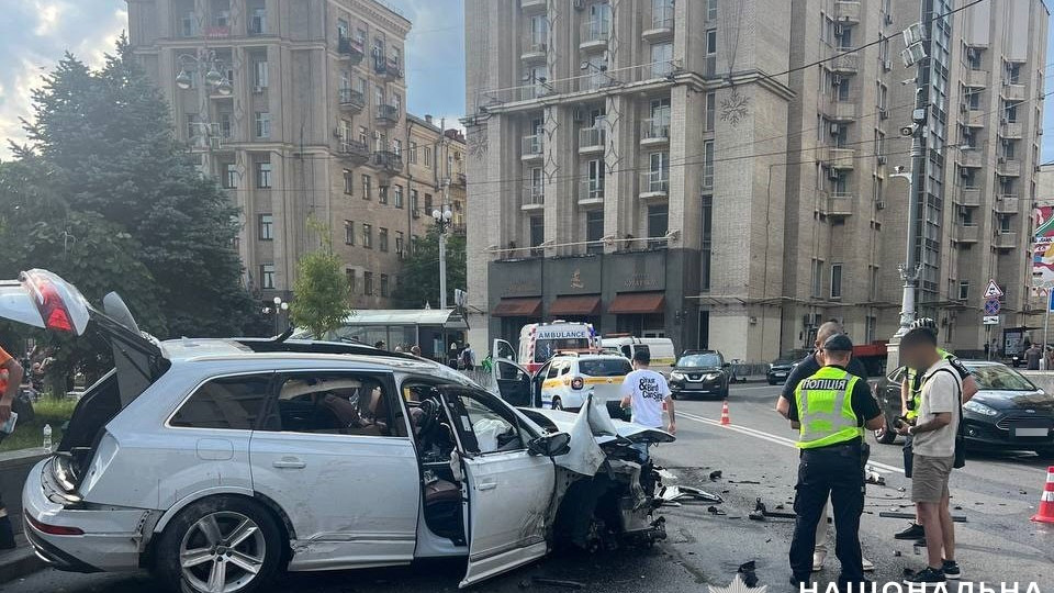 В Киеве на Майдане Независимости произошло серьезное ДТП, в котором пострадали три человека: фото