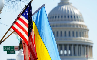 Україна змушена була купувати зброю за власний кошт, бо від США нічого не надходило – як виявилося, що на оборону і зарплати військовим не вистачає 500 млрд грн