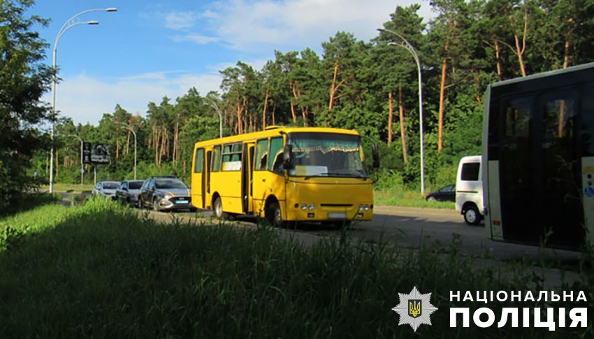 У водителя маршрутки в Киеве пытались утащить деньги, но помешали другие водители