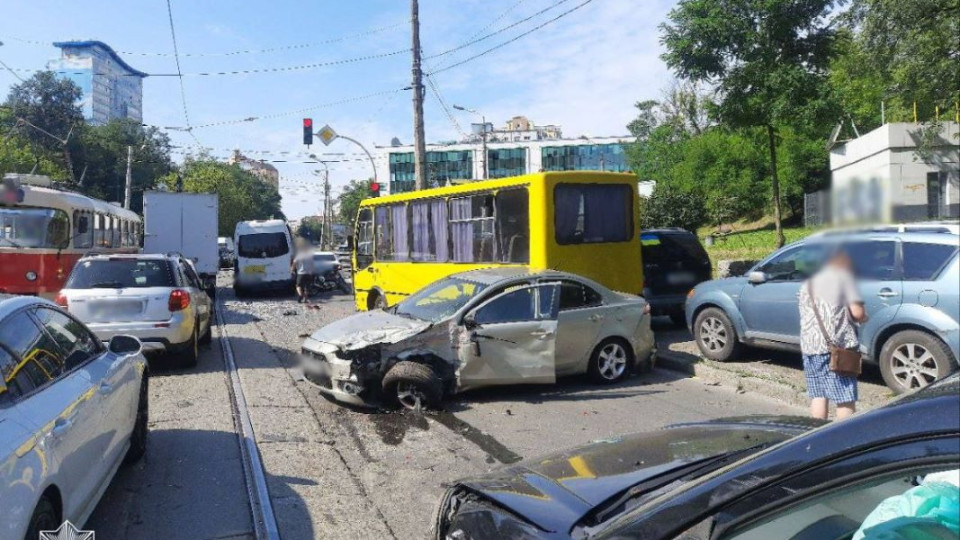 У Києві зіткнулися трамваї – є постраждалі, рух транспорту ускладнений