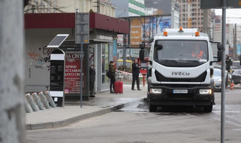 Во Львове водителя водовоза, который во время дождя спускал с машины воду, привлекут к ответственности