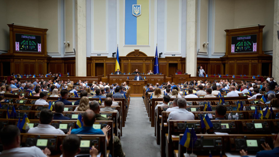 Смогут ли обвиняемые, занимавшие особо ответственное положение, выйти из-под стражи в обмен на военную службу – Верховная Рада приняла изменения