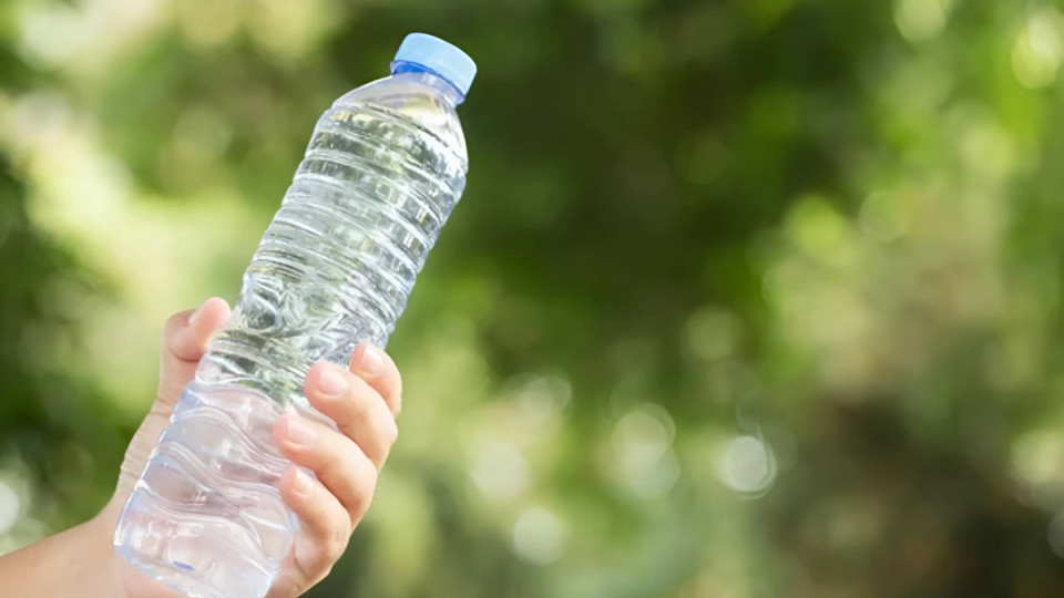 Каждое откручивание пластиковой бутылки крошит в воду микропластик, — новое исследование