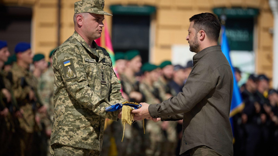 Владимир Зеленский вручил ленту «Призрак Киева» боевым летчикам