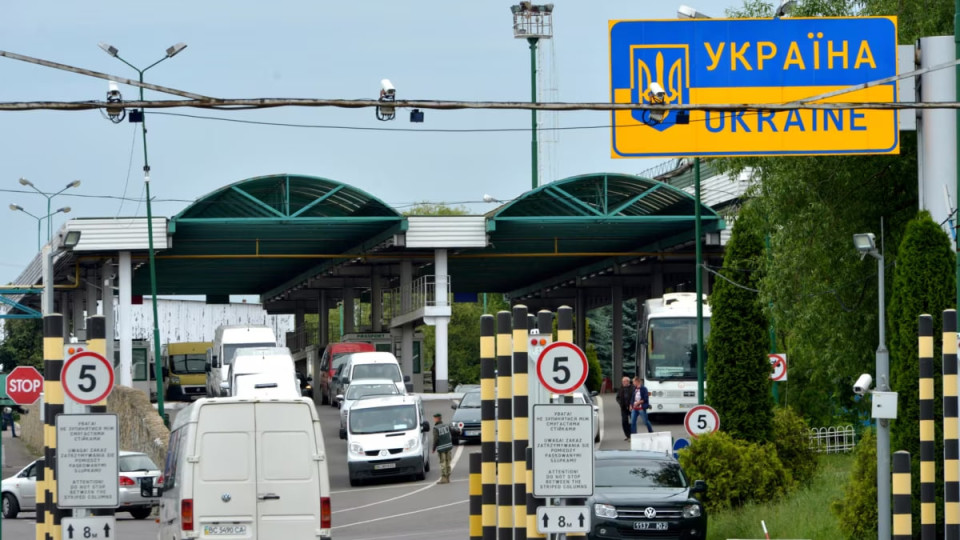 Прикордонники попереджають про затримки на кордоні з Польщею