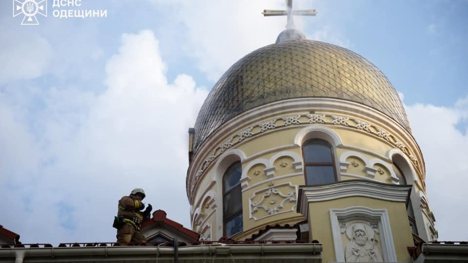 В Одессе из-за попадания молнии загорелся храм, фото