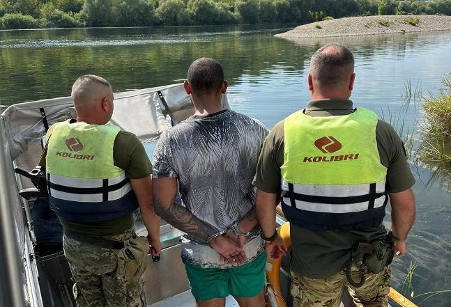 Опасный заплыв через Днестр — в Винницкой области мужчина пытался выплыть за границу, видео