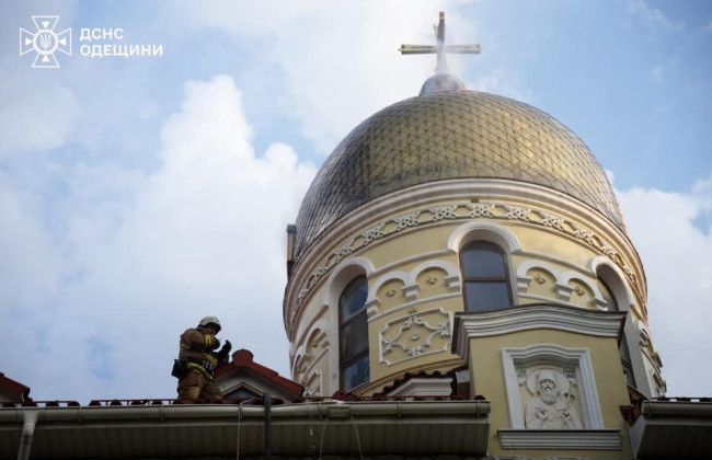 В Одессе из-за попадания молнии загорелся храм, фото