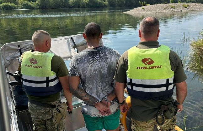 Опасный заплыв через Днестр — в Винницкой области мужчина пытался выплыть за границу, видео