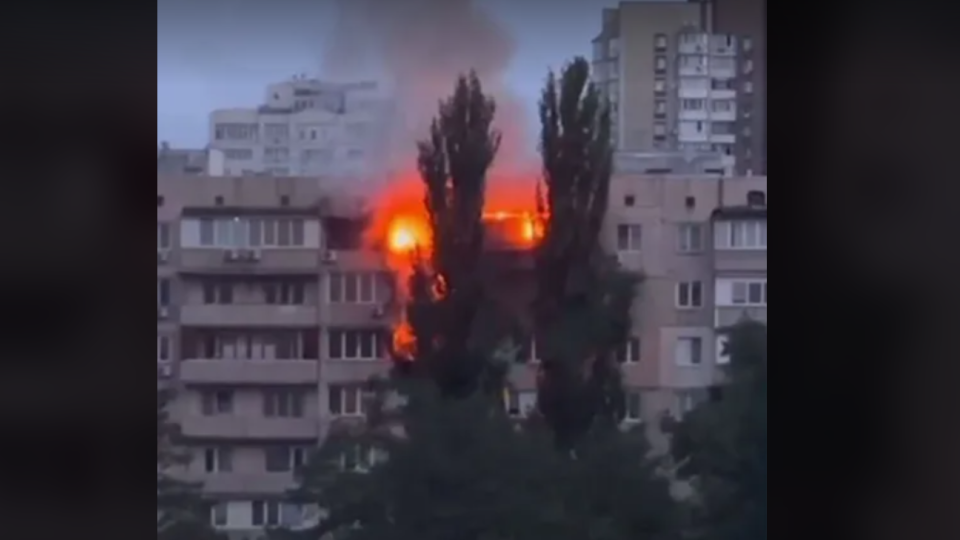 В Киеве загорелся пожар — горит несколько этажей в доме на Левобережной, видео