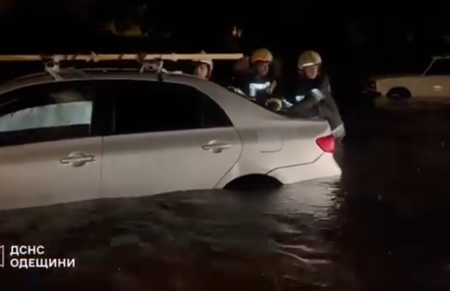 В Одессе из-за рекордного количества осадков спасатели вызволяли из воды автомобили и автобусы, видео