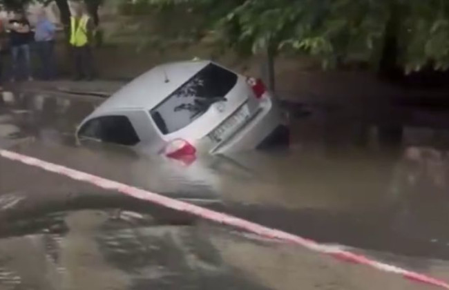 В Киеве автомобиль провалился под асфальт, видео