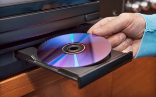 В суді хтось зламав DVD-диск з основним доказом у справі, але хто це зробив – невідомо