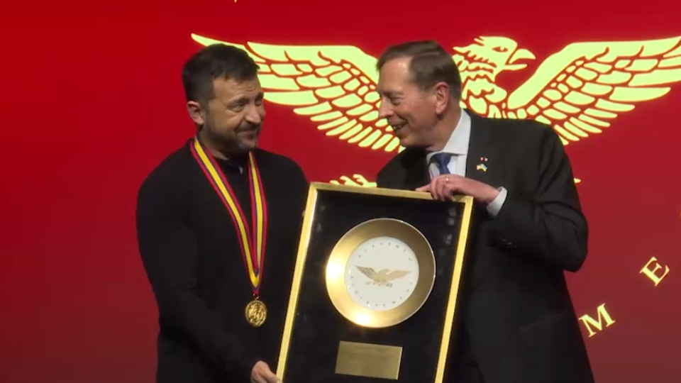 Владимир Зеленский получил награду Американской академии достижений – The Golden Plate Award, видео