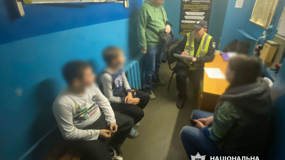 Переполох та зупинку поїздів у столичному метро через «міну» спричинив 10-річний «жартівник»