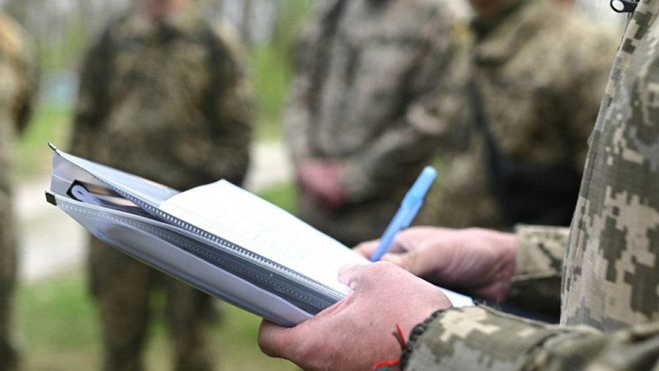 Освобождение военнослужащего от отбывания наказания с испытательным сроком не является безусловным основанием для его увольнения с военной службы – Верховный Суд