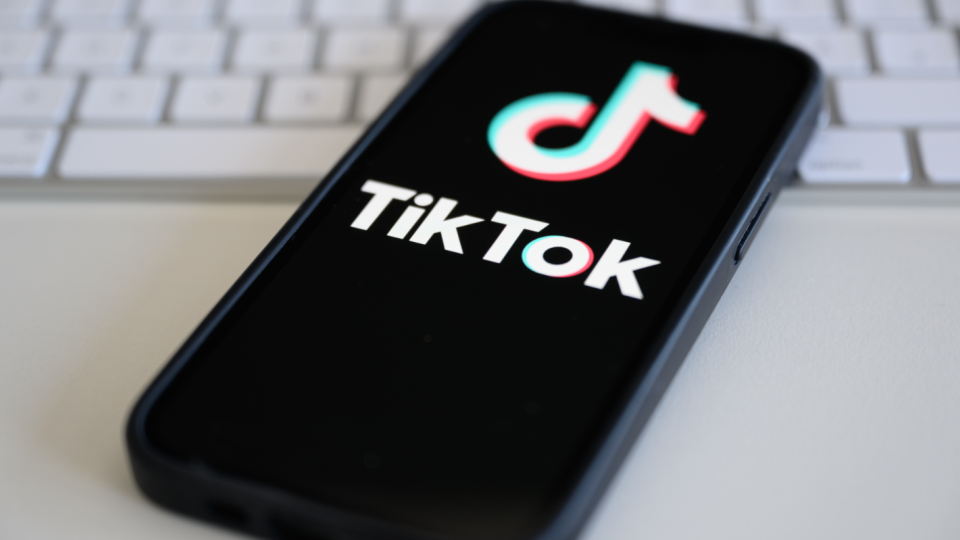 TikTok масово звільняє працівників і замінює їх штучним інтелектом