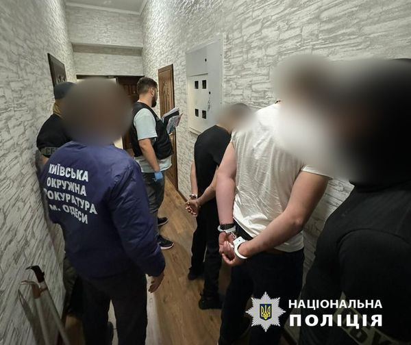 В Одесі затримали банду, що вимагала 20 тисяч доларів у юнака за неіснуючий борг