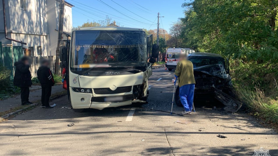 У Києві машрутка потрапила у ДТП – рух на одній із вулиць столиці ускладнений