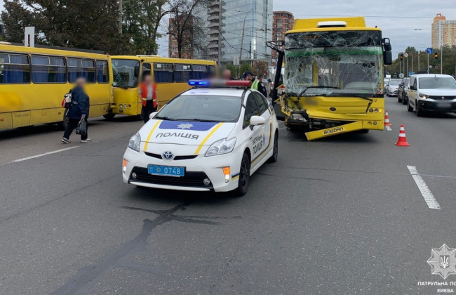 В Киеве масштабное ДТП с участием общественного транспорта, фото