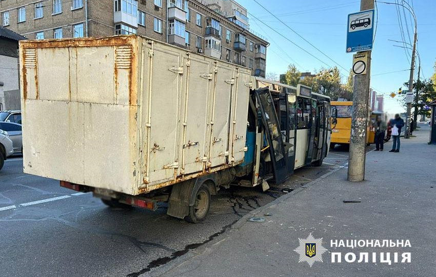 У Києві у маршрутці, в яку в’їхала вантажівка, перебували люди – на місці працюють медики