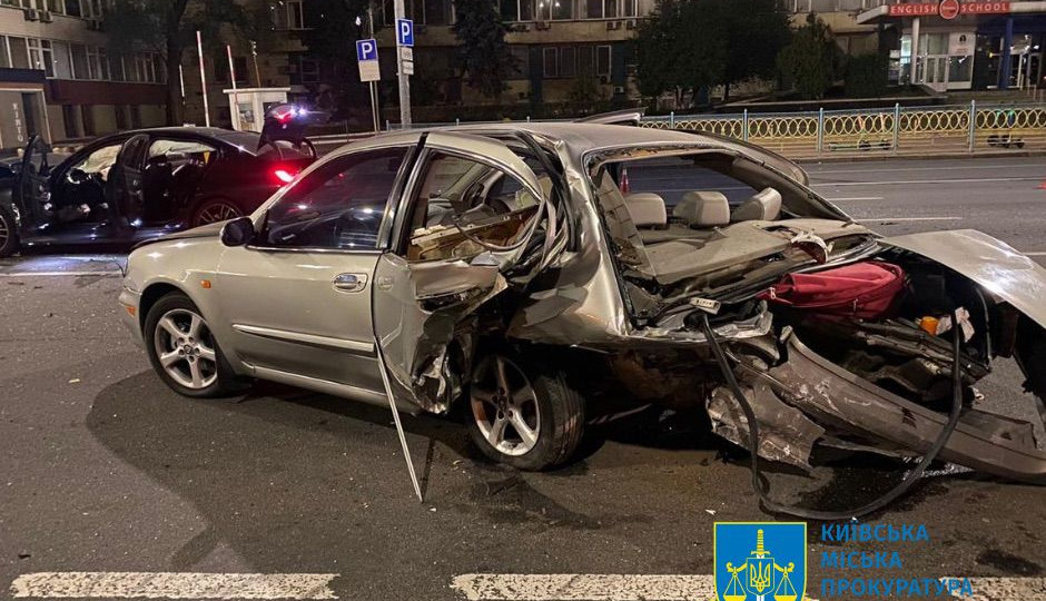 На Печерську 22-річний нетверезий керманич BMW влетів в автомобіль, що зупинився для розвороту