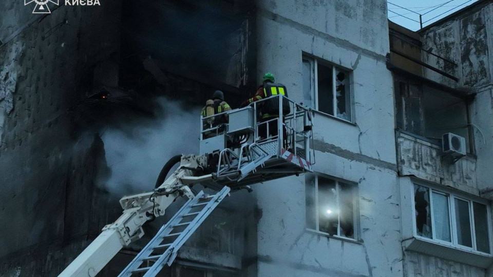 В Святошинском районе Киева из-за вражеской атаки произошел пожар в многоэтажке, есть пострадавшие