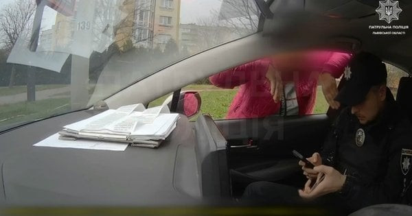 У Львові нетвереза водійка в'їхала в авто патрульних, після чого пропонувала їм хабар