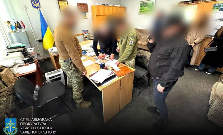 На Закарпатті начальник ТЦК та заступник комбрига ТРО допомагали чоловікам ухилятись від мобілізації