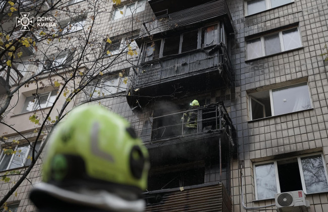 У багатоповерхівці Києва пожежа розповсюдилася на три поверхи, фото