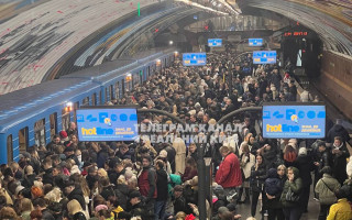 В Киеве ограничивали движение красной и зеленой линиями метро – на остановках образовались очереди