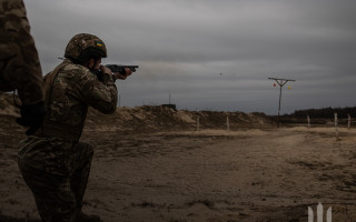 Военные ВСУ обучают рекрутов сбивать дроны с помощью ружей