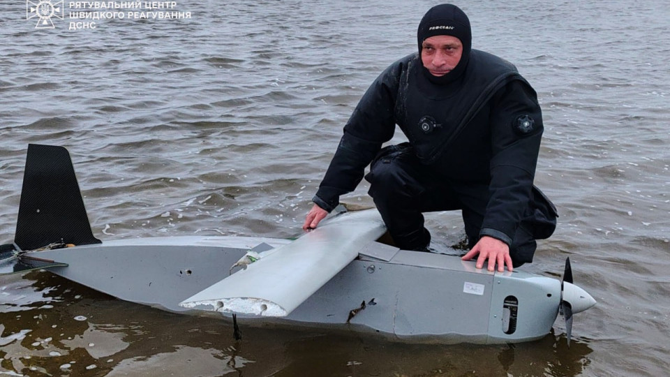 Із Київського водосховища дістали російський безпілотник, фото