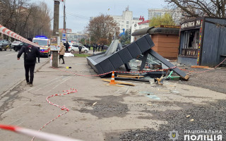 В Хмельницком автомобиль влетел в остановку транспорта – сообщают о погибших