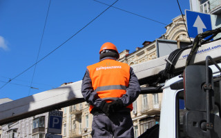 На Нивках у Києві з однієї вулиці демонтували 70 незаконних вивісок