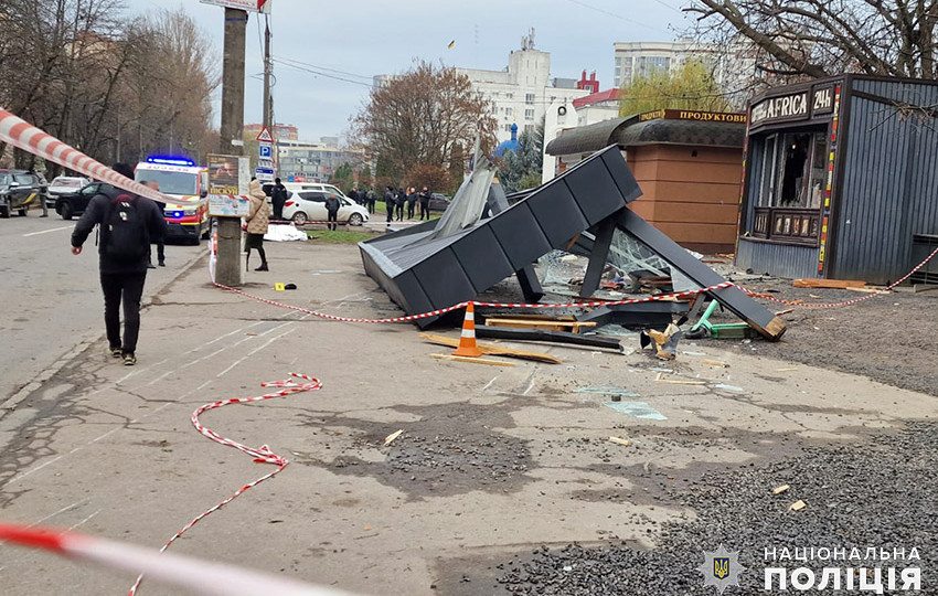 У Хмельницькому автомобіль влетів у зупинку транспорту – повідомляють про загиблих